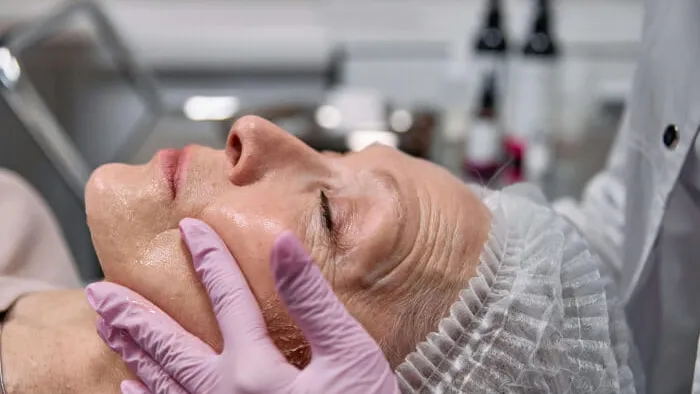 Moderne Hautverjüngung: Laser, Microneedling und HIFU im Vergleich